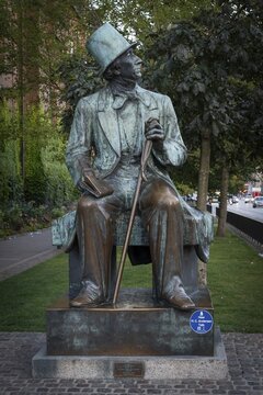 Poet and writer Hans Christian Andersen, bronze sculpture by Henry Luckow-Nielsen, Hans Christian Andersen's Boulevard, Copenhagen, Denmark