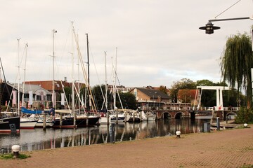 Hafen und Stadt Enkhuizen in den Niederlanden.
