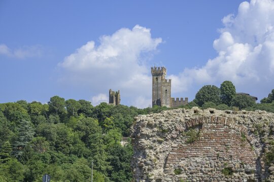 Scaliger Castle seen from the Visconti Bridge from 1395, Borghetto, Valeggio sul Mincio, Province of Verona, Italy