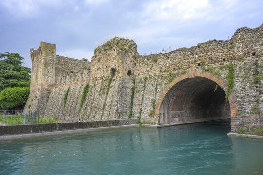 Virgilio Canal of the Mincio and Visconti Bridge dating from 1395, Borghetto, Valeggio sul Mincio, Province of Verona, Italy
