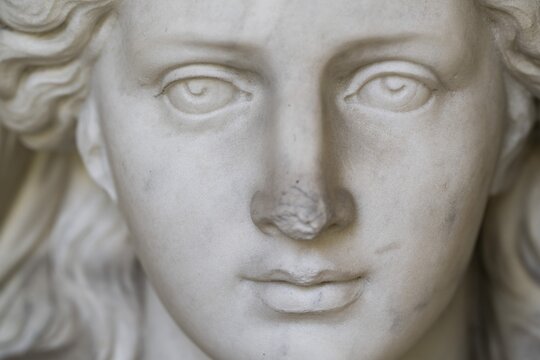 Ingeborg with the falcon, detail, classical round sculpture of a female figure on a round plinth, marble, St&auml;dtisches Lapidarium, City of Stuttgart, Baden-W&uuml;rttemberg, Germany
