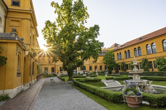 Lenbachhaus, Municipal Gallery, Garden with Fountain with Sun Star, Kunstareal Munich, Munich, Upper Bavaria, Bavaria, Germany