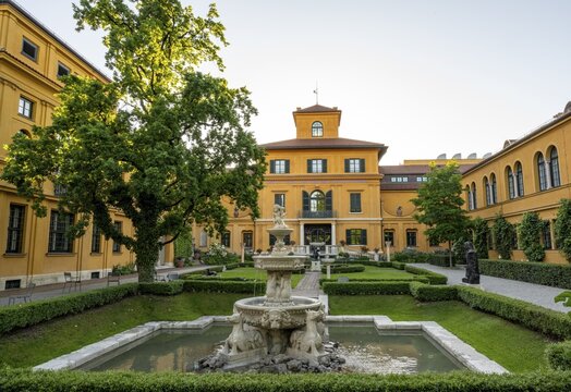 Lenbachhaus, Municipal Gallery, Garden with Fountain, Kunstareal Munich, Munich, Upper Bavaria, Bavaria, Germany