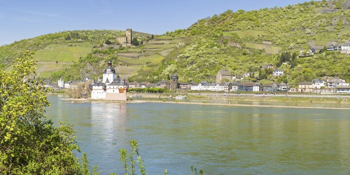 Pfalzgrafenstein Castle, also known as the Pfalz near Kaub, Falkenau rock island in the Rhine, Gutenfels Castle behind it, Upper Middle Rhine Valley World Heritage Site, Rhineland-Palatinate, Germany