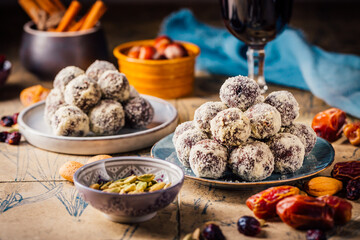 Homemade paleo energie balls, gluten and sugar free snacj for Christmas