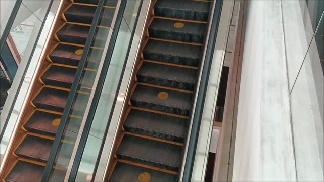 In modern architectural design, escalators are not just elevators, but also visual elements that emphasize the identity of buildings and cities.