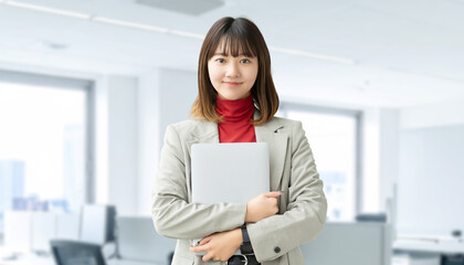 ノートパソコンを持つ女性・ビジネスウーマン