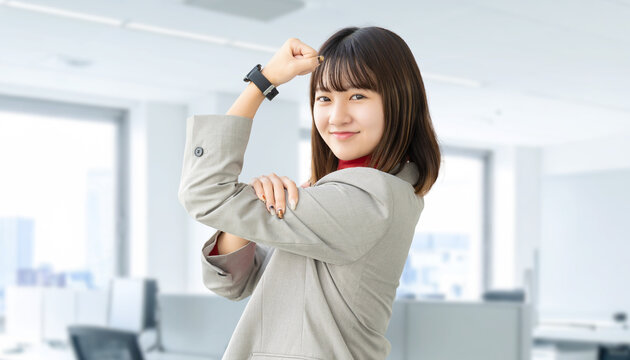 ガッツポーズをする女性・ビジネスウーマン