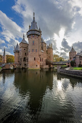 Fototapeta premium Castle De Haar (Kasteel de Haar) surrounded by a moat under a cloudy, dynamic sky in Haarzuilens Utrecht, Netherlands
