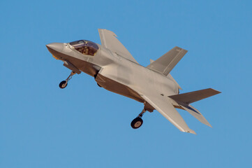 Avión stealth aterrizando