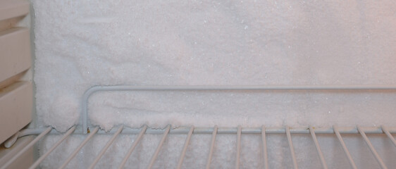 Vereister Kühlschrank, Eisbildung an der Rückwand wegen einer defekter Dichtung, Eis durch...