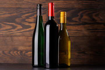 Fototapeta premium Red and white wine bottles