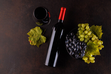 Fototapeta premium Red wine bottle and fresh grapes
