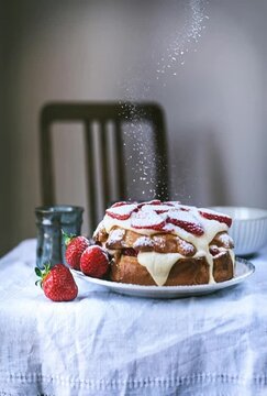 Delicada tarta de fresas con un toque de nostalgia.