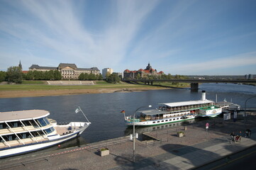 Dreden, Elbdampfer mit Carolabrücke, Staatskanzlei und Regierungsgebäude