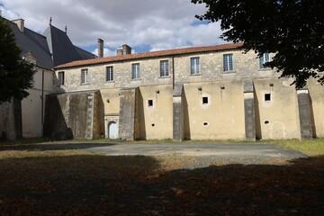 Ancienne abbaye royale, abbaye bénédictine, fondée au 9ème siècle, vue de l'extérieur, ville...