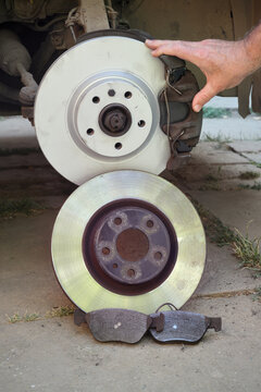 Car mechanic working on disc brakes
