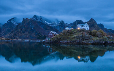 Blaue Stunde auf den Lofoten in Norwegen