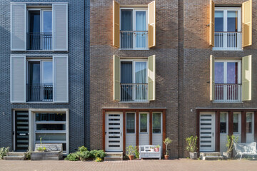 Obraz premium Modern terraced houses with shutters in different colors in the new Vathorst district in Amersfoort.