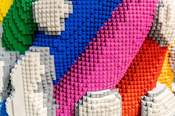 Naklejka premium London, UK: abstrakte Nahaufnahme von einem Regenbogen mit Wolken aus Legosteinen