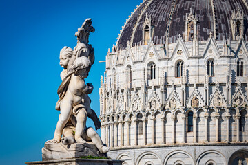 Obraz premium statue and church dome in Pisa, Italy
