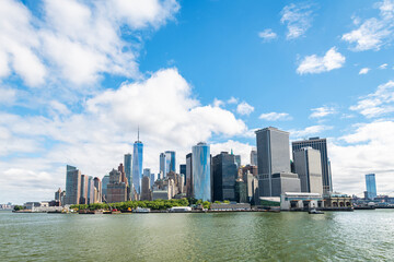 Fototapeta premium Panoramic view of the skyscrapers surrounding Battery Park in Lower Manhattan, New York City. 