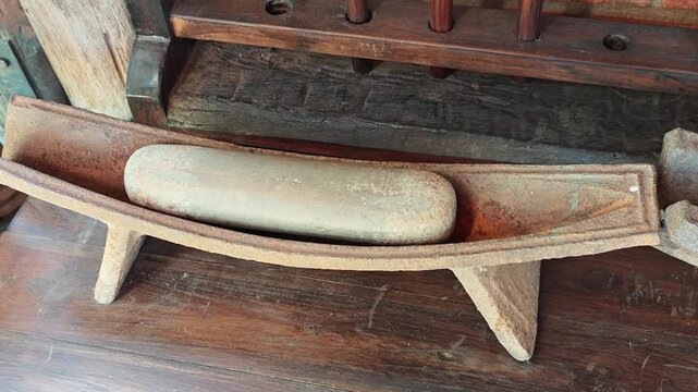 The ancient medicine grinding stone is an antique collectible
