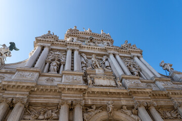 Obraz premium Detailed Facade of Historic Classical Building with Sculptures