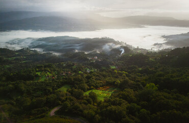Fototapeta premium Vista aérea de paisagem rural em dia de novoeiro no outono
