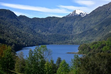 Vista del lago Tinquilco en la ciudad de Pucón, sur de Chile.