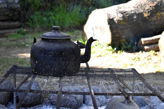 Tetera sobre un "brasero", un tipo de parrilla tradicional chilena de la regi&oacute;n sur.
