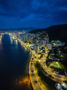 imagem a&eacute;rea da cidade de Vit&oacute;ria a noite, mostrando o canal de vit&oacute;ria, o porto, as principais vias da cidade e a regi&atilde;o comercial.