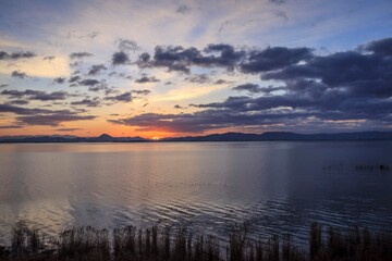Fototapeta premium Biwako Twilight: Sunrise over Japan's Largest Lake
