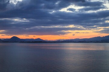Obraz premium Biwako Twilight: Sunrise over Japan's Largest Lake
