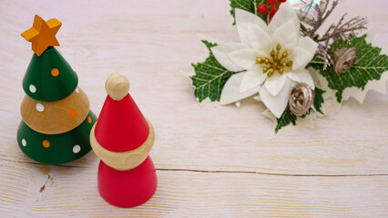 クリスマスの背景素材　ポインセチアとオーナメント