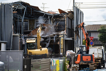 重機を使用した建物の解体工事