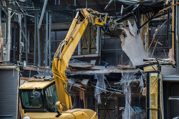 重機を使用した建物の解体工事