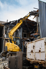 重機を使用した建物の解体工事