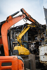 重機を使用した建物の解体工事
