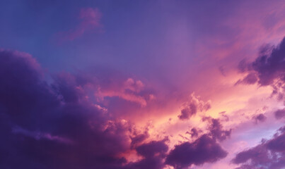 Obraz premium Dramatic sky filled with pink, purple, and blue clouds at twilight hour.