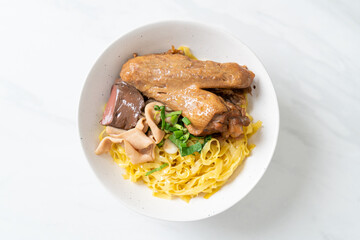 Egg noodles served dry with braised duck