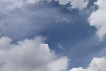 Obraz premium Partly cloudy sky with patches of blue.