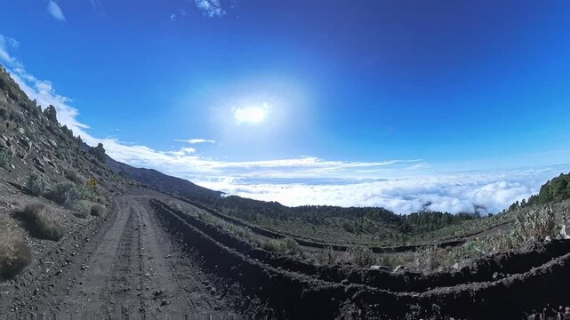 subiendo la monta&ntilde;a con una vista al mar de nubes