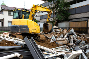 解体工事を終えた現場とショベルカー