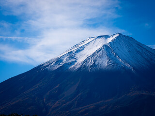 富士河口湖町から望む富士山山頂のクローズアップ　秋晴れに映える紅葉と澄んだ空気の美しい秋の風景