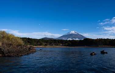 本栖湖の湖畔から望む富士山と本栖湖の絶景　秋晴れの青空と紅葉が織りなす日本の美しい秋の風景