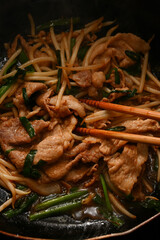 調理中の豚ニラもやし