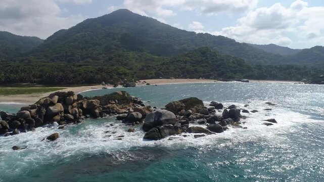 Playa con Rocas en el Mar