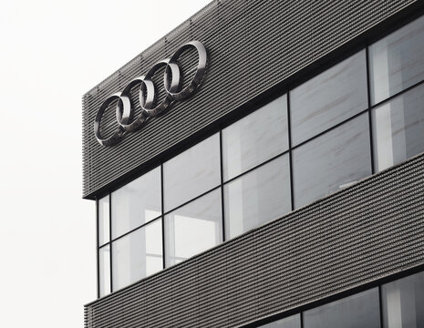 2023: facade of an Audi car dealership