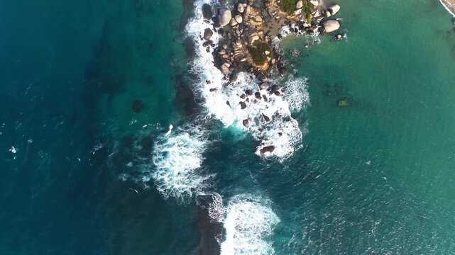 PLAYA CON ROCAS EN EL CARIBE